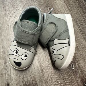 Ikiki Elephant squeaker shoes